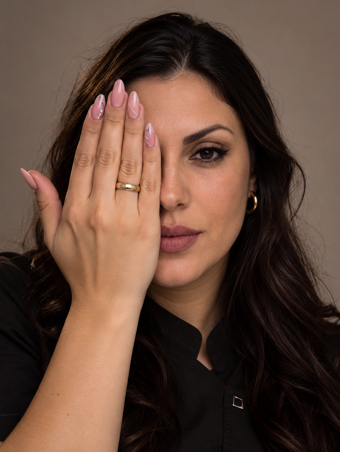 Geovana Bertolotti mostrando suas unhas cor-de-rosa